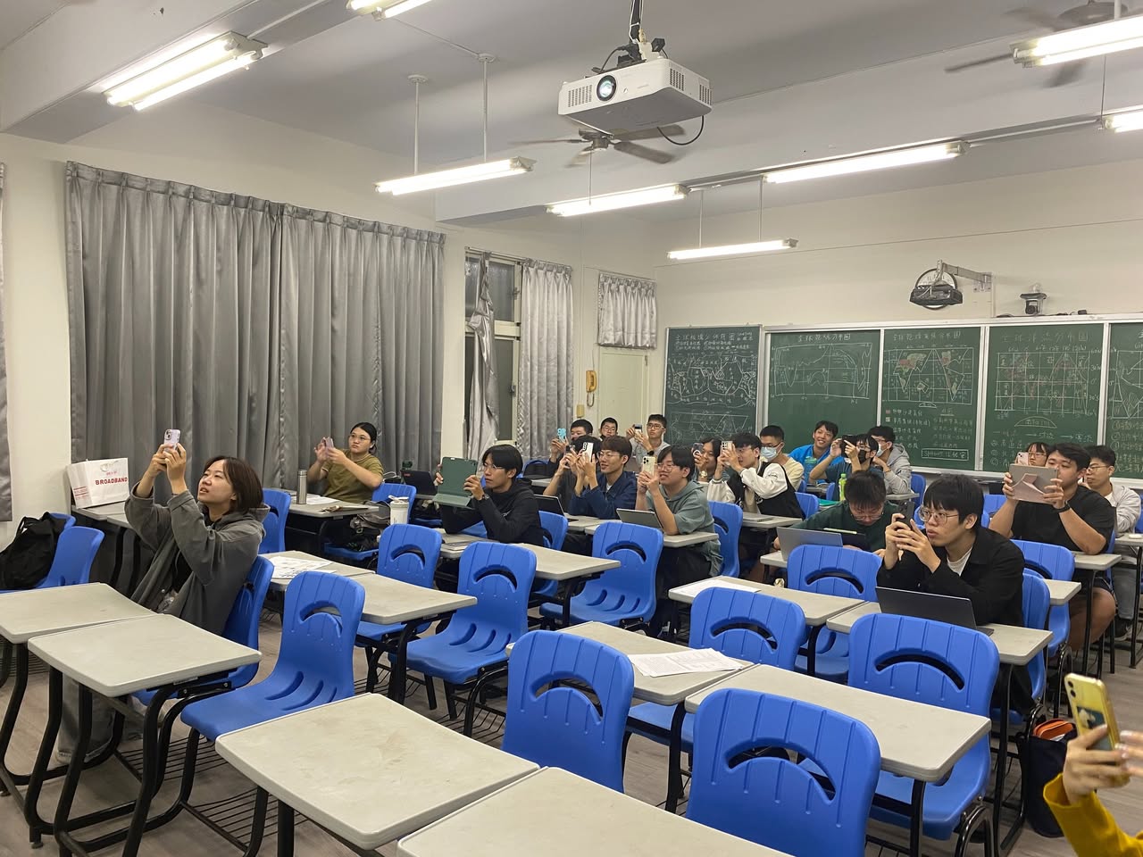 【師培專題講座】師資生的數位遠距與混成教學能力——中崙高中張淑瑜老師