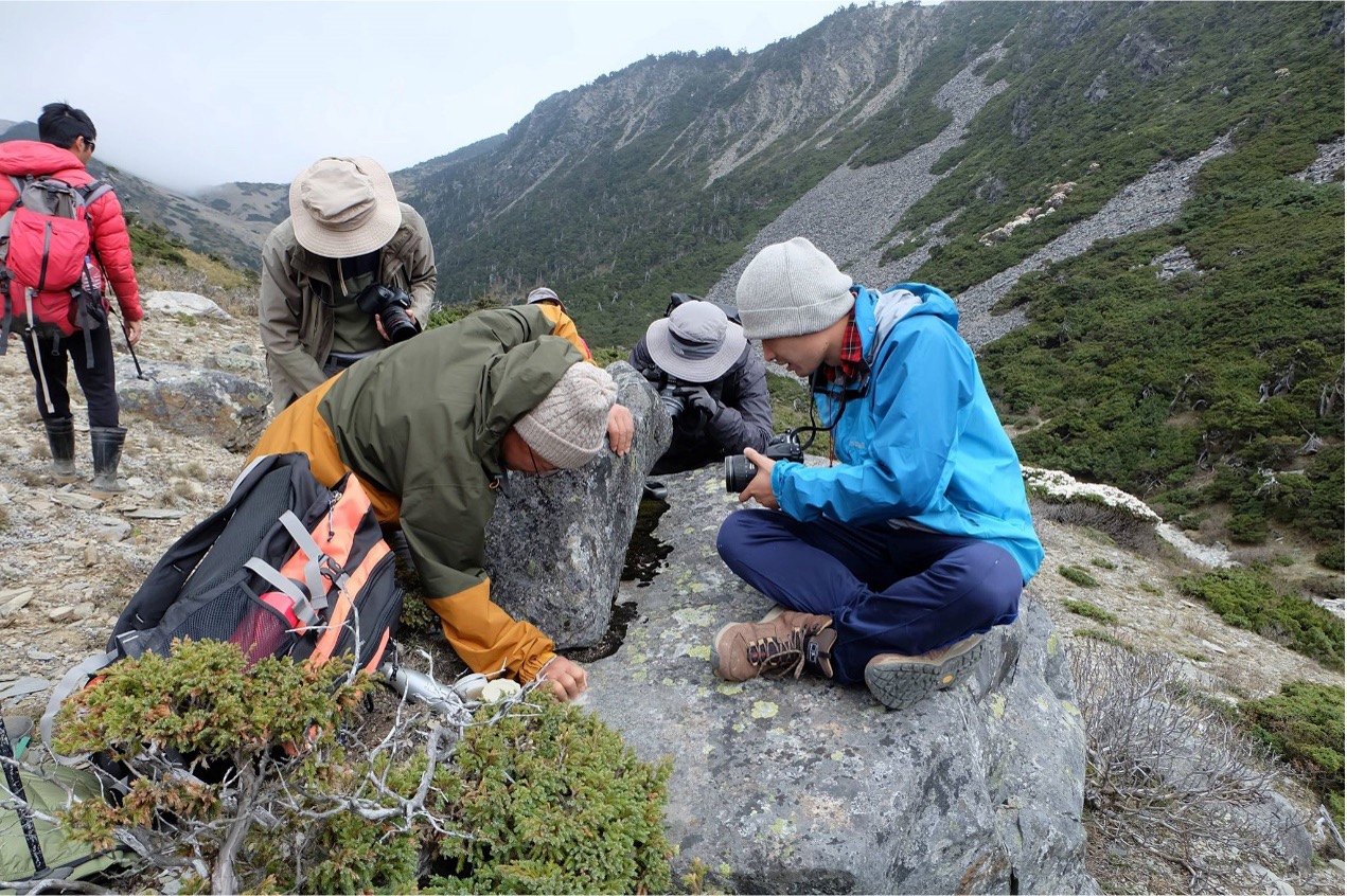 彰師地理教授與學者們於南湖大山研究冰河擦痕
